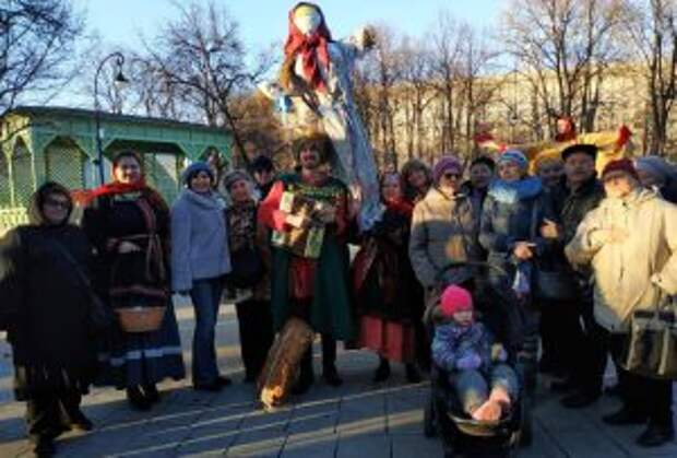 Жители района отпраздновали Масленицу в сквере Девичьего поля. Фото: сотрудники филиала «Хамовники» Государственного бюджетного учреждения «Центр»