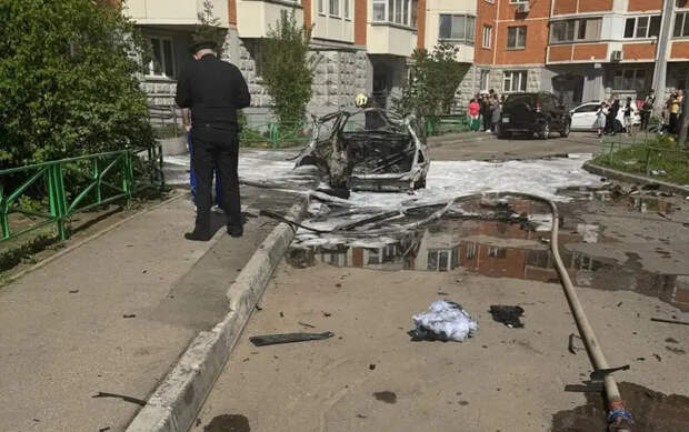 В Балашихе Московской области в результате срабатывания СВУ подорван припаркованный у подъезда автомобиль