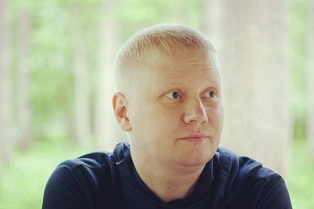Супергерой из народа: строитель бесплатно делает ремонт пенсионерам и ветеранам войны