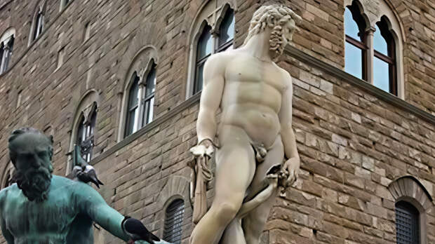 Женщина потрогала статую Нептуна за гениталии и получила крупный штраф