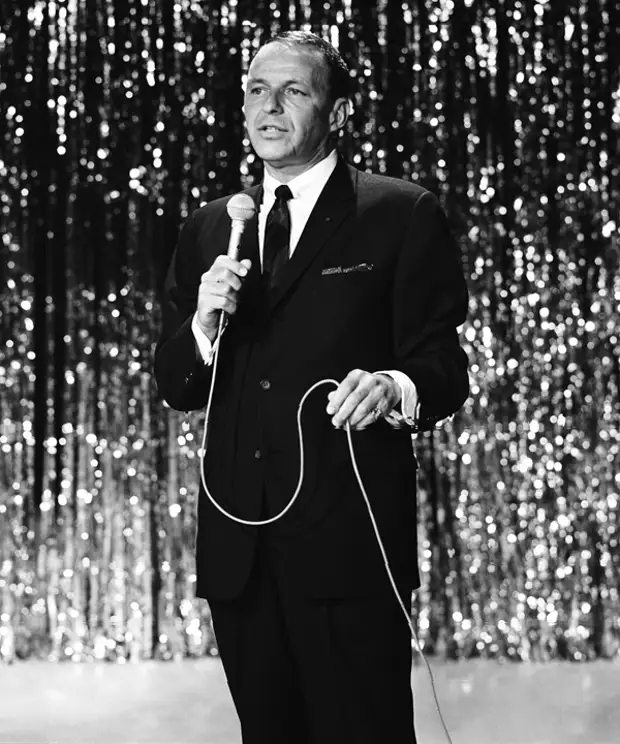 Хит фрэнка. Фрэнк Синатра на сцене. Фрэнк Синатра с микрофоном. Frank Sinatra Microphone. A fella with an Umbrella Frank Sinatra.