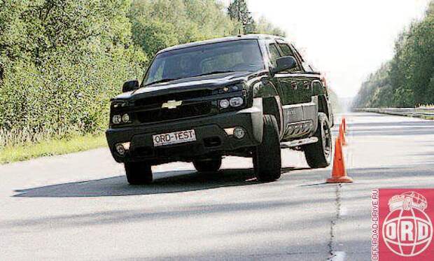 А вот Avalanche показал себя на «змейке» просто отлично. Жестко опираясь на внешние колеса (помните про небольшой ход сжатия подвески?), машина очерчивала траекторию с небольшим стремлением к заносу задней оси. Кстати, несмотря на большие крены, и по реакции на управляющие действия автомобиль тоже оказался на высоте. 