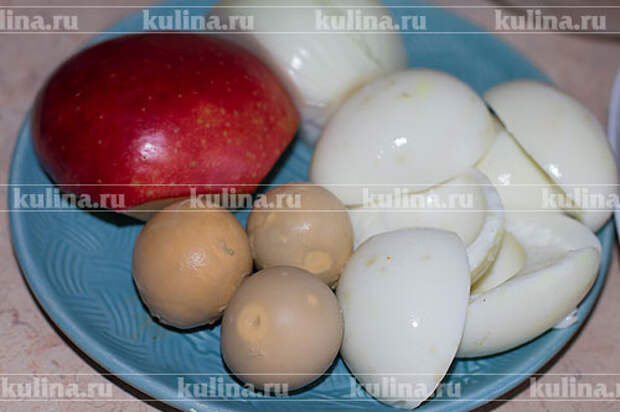 Яйца очистить, отделить белки от желтков.
