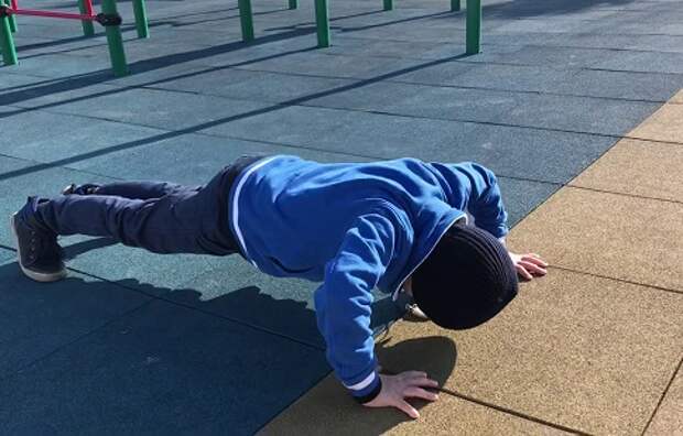 Пятилетний мальчик из Чечни установил новый мировой рекорд по отжиманиям