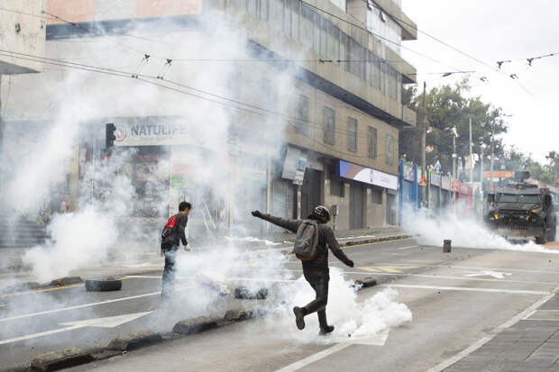 Товарищ пинком отправляет баллон со слезоточивым газом обратно полицейским Товарищ пинком отправляет баллон со слезоточивым газом обратно полицейским