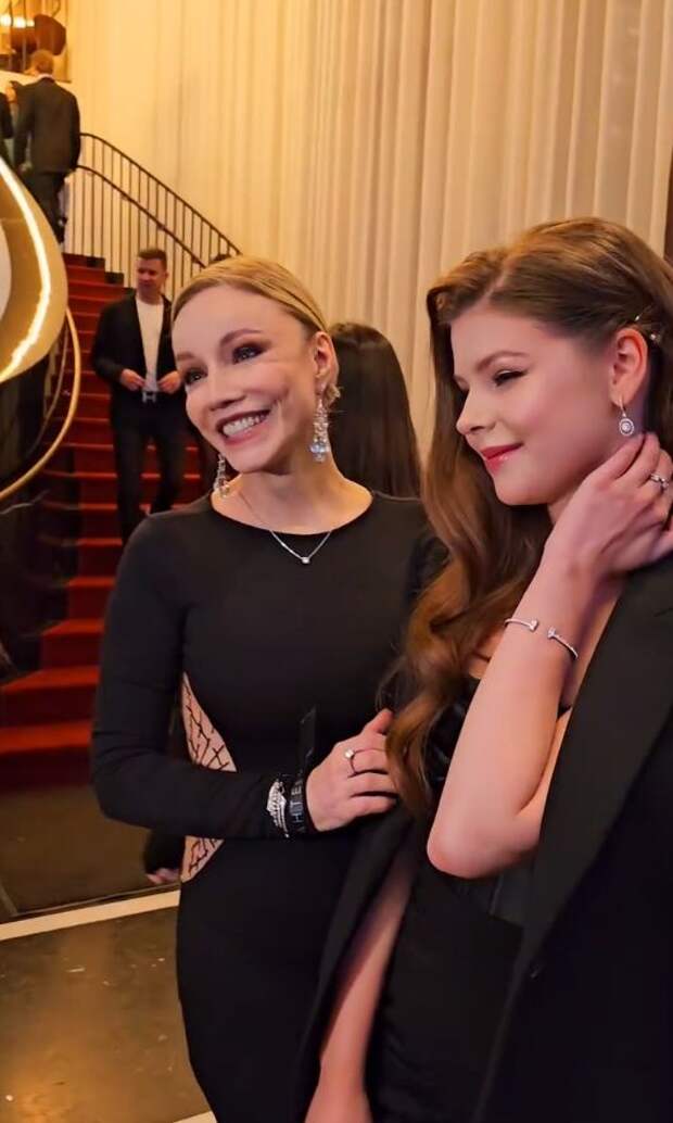 «Кажутся сестрами»: Марина Зудина с 18-летней дочерью покорили публику