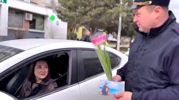 В Джанкое сотрудники Госавтоинспекции поздравили женщин с 8 Марта