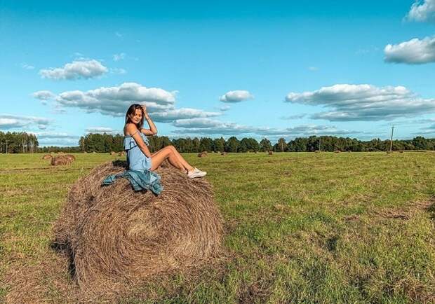 Новая популярная локация среди любительниц Instagram - сеновал (23 фото)