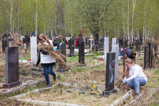 Активисты привели в порядок мемориальный комплекс на кладбище у деревни Федяково