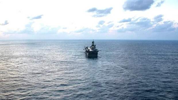 Военный корабль США LHA7 Tripoli отошел от побережья Ирана, попав под удар КСИР