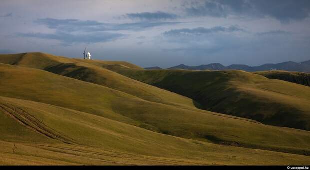 По дороге на плато Ассы видна недостроенная обсерватория. Строительство прекратилось в начале 90-ых. Издалека она...