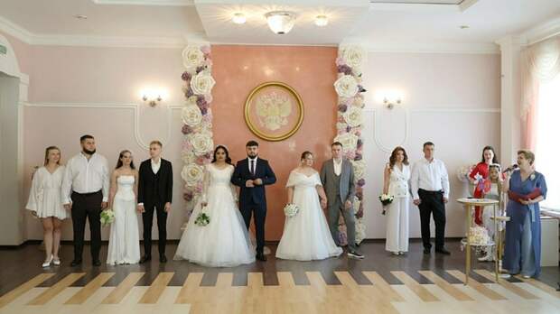 Пять пар из Барнаула одновременно связали себя узами брака в День семьи, любви и верности