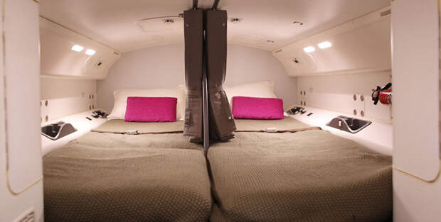 Избранные изображения для Где сотрудники авиакомпаний, спать во время длительных перелетов?  Эти изображения показывают все