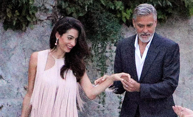 В пудровых тонах: Амаль Клуни в платье Stella McCartney на ужине со Стеллой Маккартни, ее мужем и Джорджем Клуни