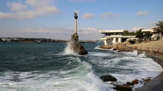 Рейд через Севастопольскую бухту перекрыли из-за ухудшения погоды