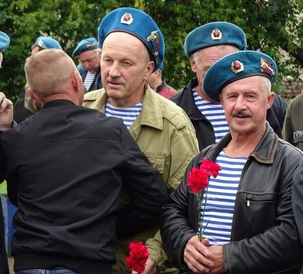 В невьянском Сквере состоялся митинг в честь Дня ВДВ