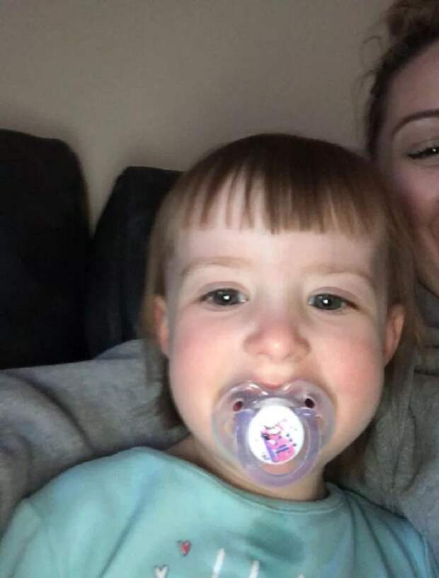 Мама отрезала челку 2-летней дочке, но малышка изменила прическу на свой вкус (фото)