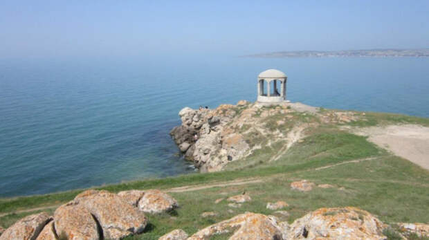 В Щелкино одна из прибрежных зон огорожена забором: разбирается следком.