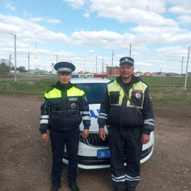 В Оренбургской области сотрудники полиции оперативно доставили в больницу пострадавшего водителя, который терял сознание от болевого шока