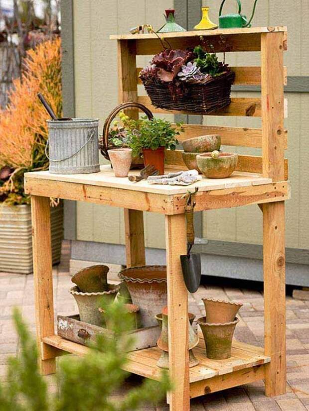Интересный и простой столик для сада, который сооружен из европоддона, подойдет для оформления рабочей зоны.