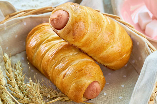 Врач Поляков: сосиски в тесте и беляши могут вызвать рак