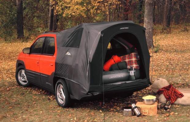 Pontiac Aztek с разложенной палаткой. | Фото: cheatsheet.com.