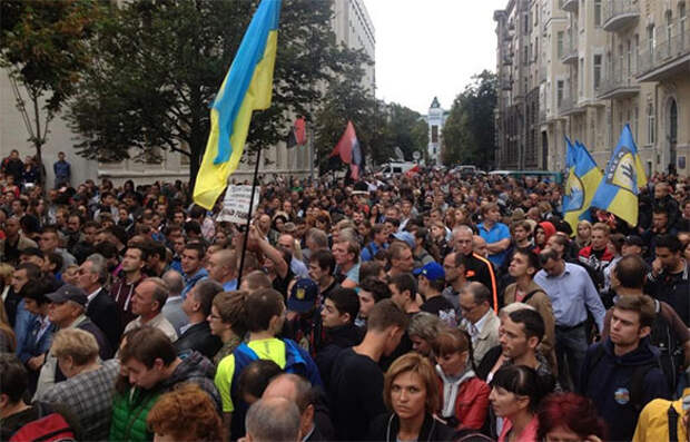 Антироссийские санкции ударили по чехам, они вышли на протест. 