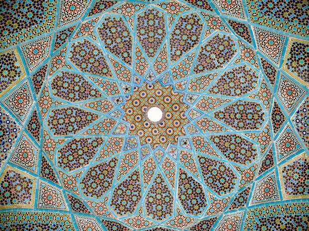 Керамическая мозаика - Вечность, украшающая потолок гробницы 14-го века персидского поэта Хафеза в Ширазе, Иран