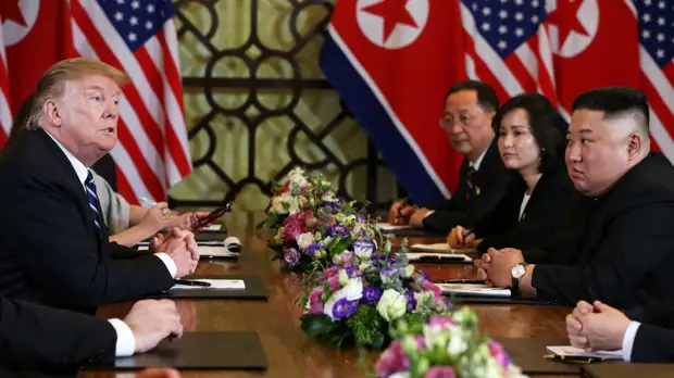 Трамп и Ким Чен Ын завершили переговоры в расширенном составе