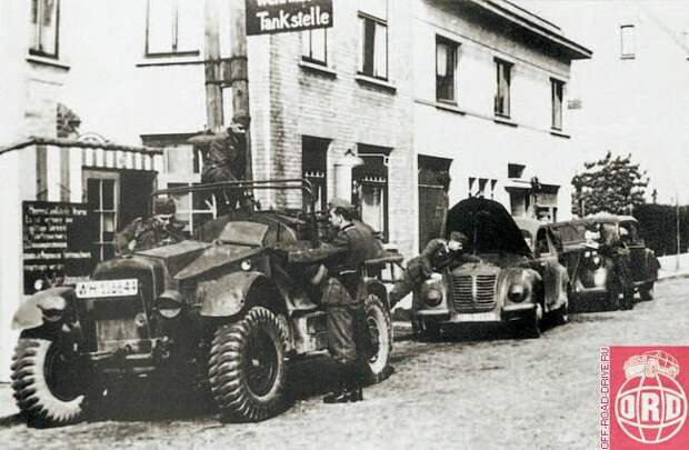 Снимок из трофейного альбома: немцы заправляют Morris-Commercial CS8 и легковые Hanomag 1,3 Liter и Renault Suprastella.