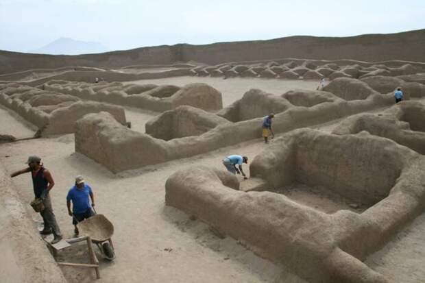 500 лет забвения стали причиной практически полной потери уникальнейшего архитектурного наследия (Chan Chan, Перу). | Фото: versustravel.eu.