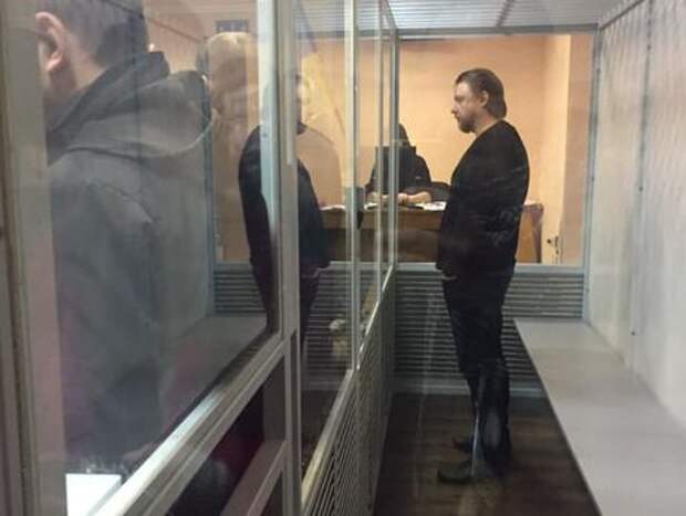 Украинский арестант развлекает полицию шоу с переодеванием