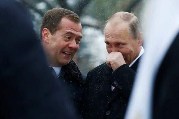 О привычке Владимира Путина с Дмитрием Медведевым всё время критиковать СССР