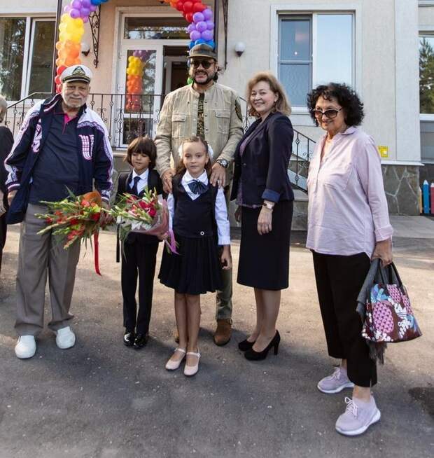 Филипп Киркоров со своими родителями и няней отвели детей в школу