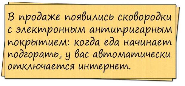 Маленький сыночек сидит у телевизора и смотрит передачу про индейцев...