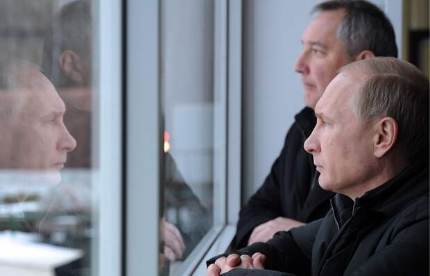 Президент России Владимир Путин и вице-премьер РФ Дмитрий Рогозин во время посещения ОАО "Центральный научно-исследовательский институт точного машиностроения" в Климовске