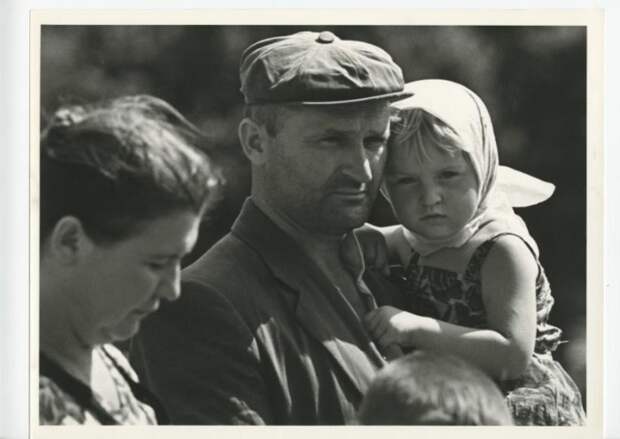 Мужчина с девочкой на руках. СССР, Москва, 1960-е годы.