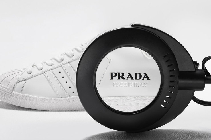 3 фото коллаборации Prada и Adidas. Она напоминает посылку с Aliexpress