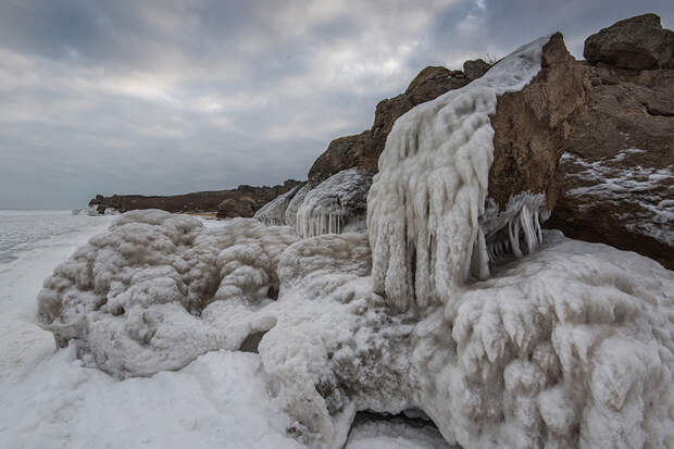 Замерзшее Азовское море в Крыму