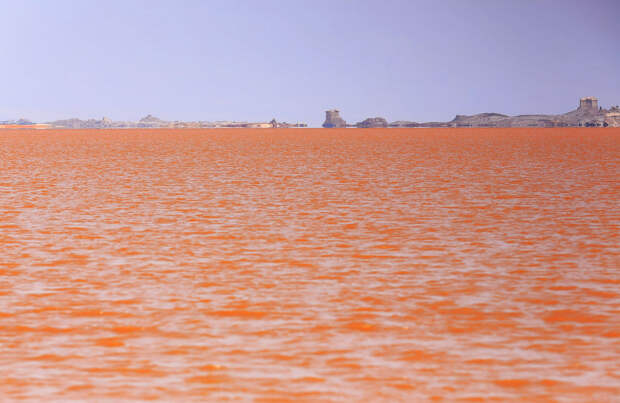 Огромное соленое озеро Карум