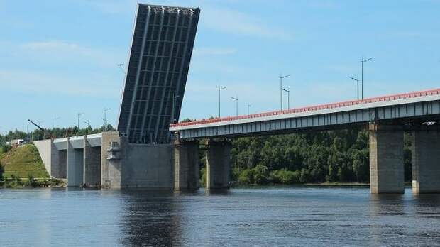 Водителей Ленобласти предупредили о разведении Ладожского моста 9 июля