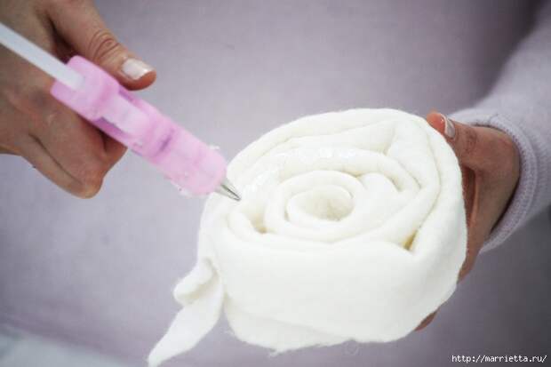 14-faca-voce-mesmo-customize-seu-pufe-com-incriveis-flores-de-feltro (700x466, 170Kb)