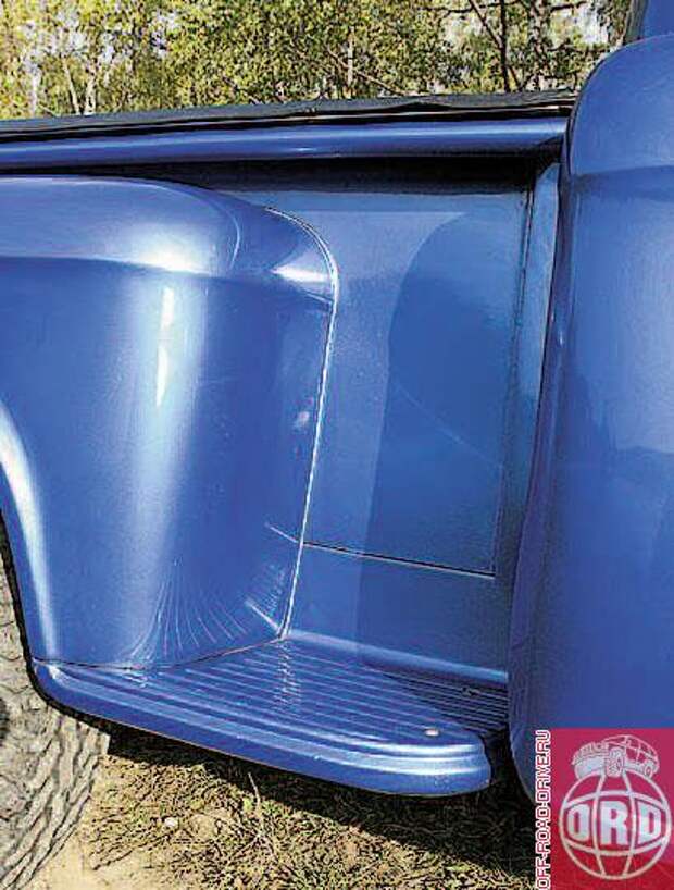 Подножка у борта - родовой признак кузова типа Stepside. Такая конструкция обеспечивает удобство пользования, элегантно смотрится, но сокращает полезный объем.