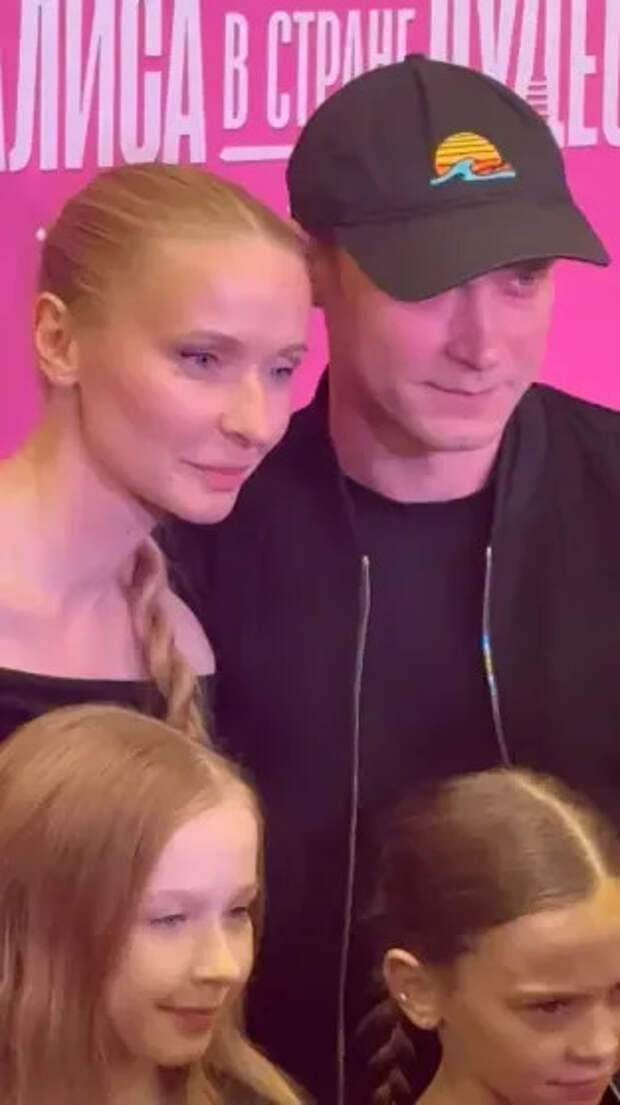 Юра Борисов с женой и дочерьми