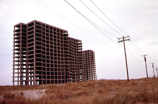 Заброшенное недостроенное здание, май 1973 года