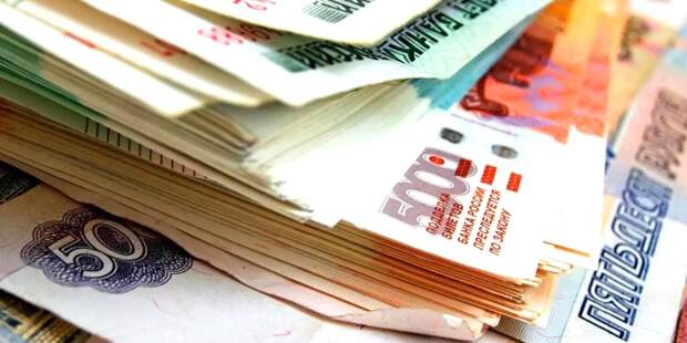 Россияне за месяц забрали из банков валюту еще на миллиард долларов