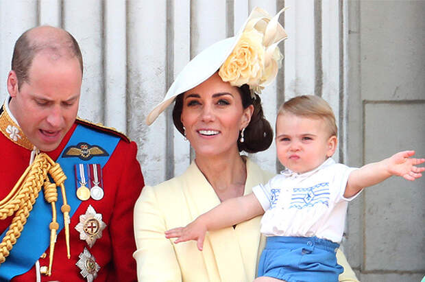 Кейт Миддлтон поет и танцует с другими родителями на развивающих занятиях принца Луи