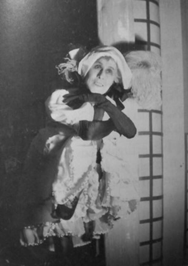 Жанна Авриль танцует на на вечере памяти Тулуз-Лотрека.  1935 г
