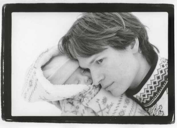 Энсел Элгорт подтвердил, что стал отцом