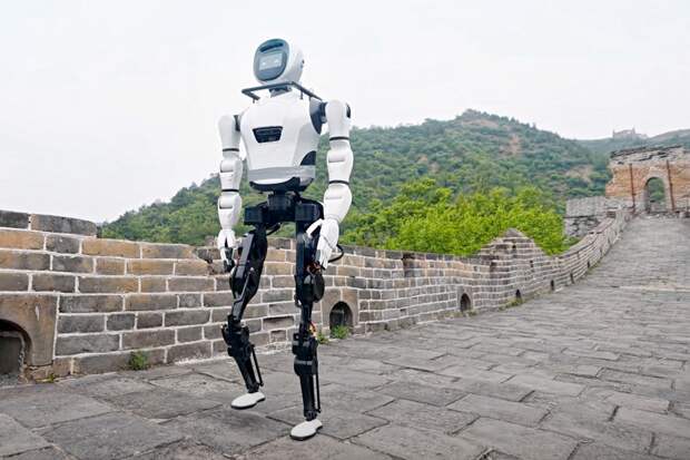 Гуманоидный робот впервые прогулялся по Великой Китайской стене. Это был китайский XBot-L